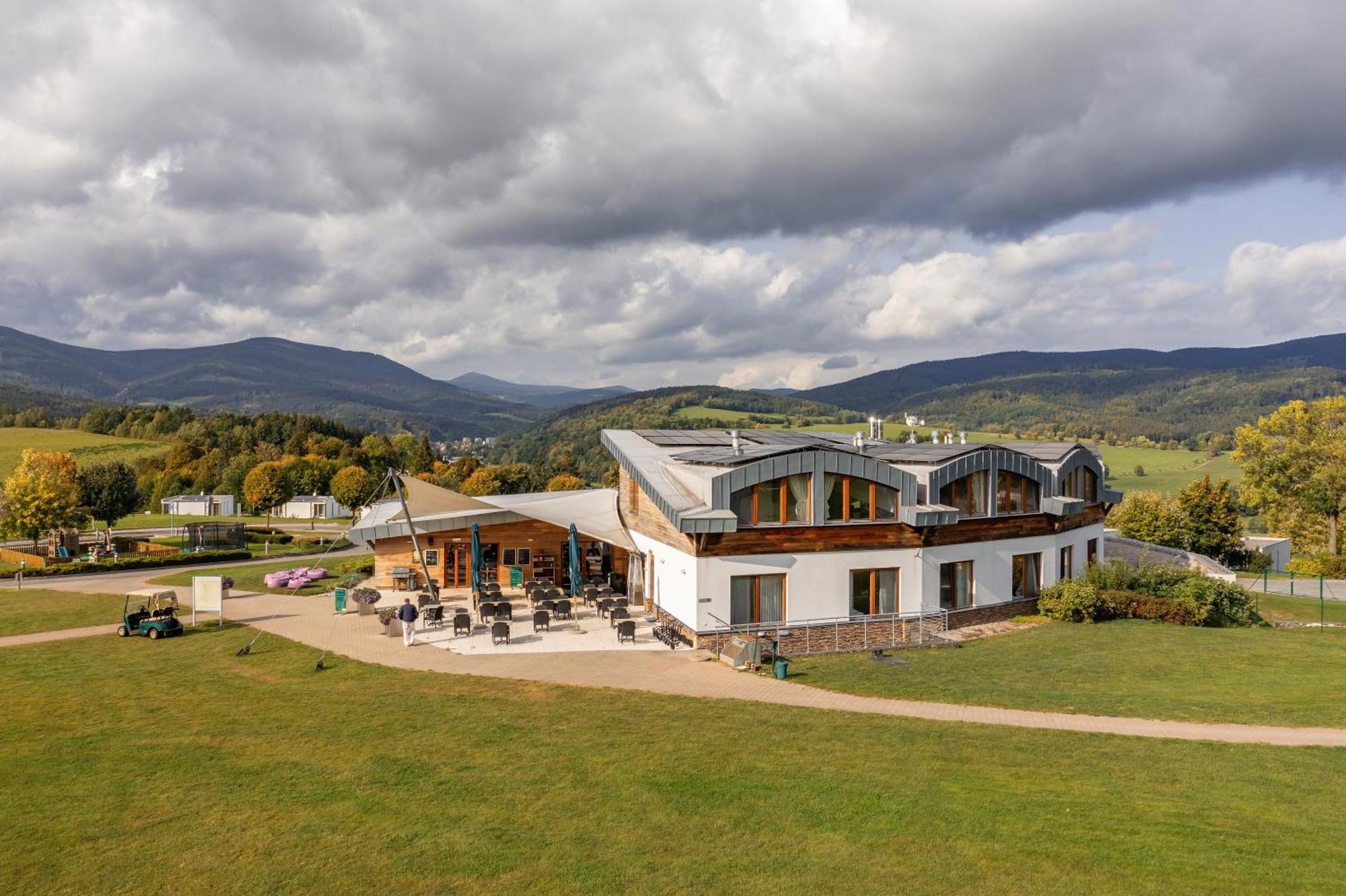 Grund Resort Golf And Ski Mladé Buky Eksteriør bilde