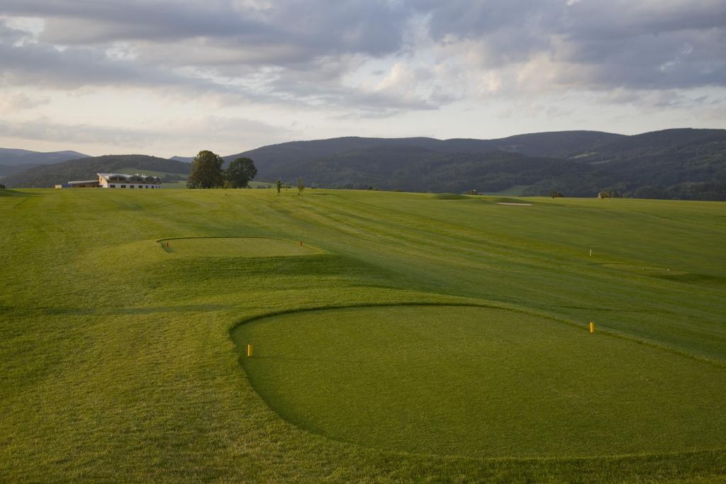 Grund Resort Golf And Ski Mladé Buky Eksteriør bilde